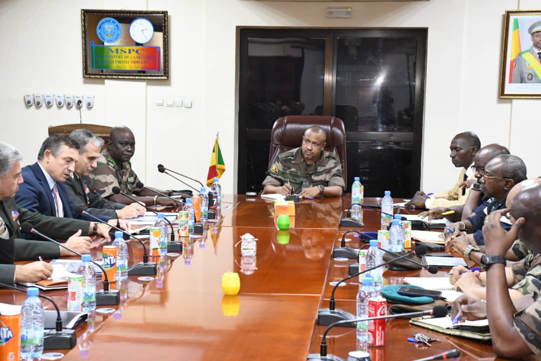 UNE DÉLÉGATION DU MINISTÈRE DE LA DÉFENSE DE LA RÉPUBLIQUE DE TÜRKIYE REÇUE EN AUDIENCE PAR LE MINISTRE DE LA SÉCURITÉ ET DE LA PROTECTION CIVILE